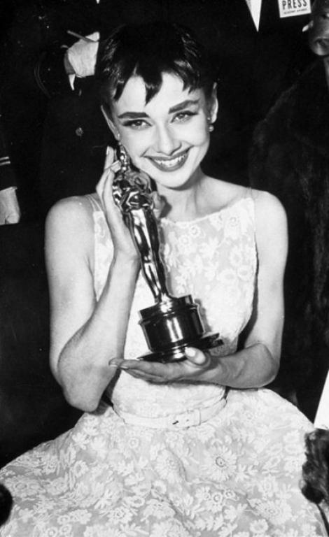 Celebra rochie a actritei Audrey Hepburn va fi scoasa la licitatie