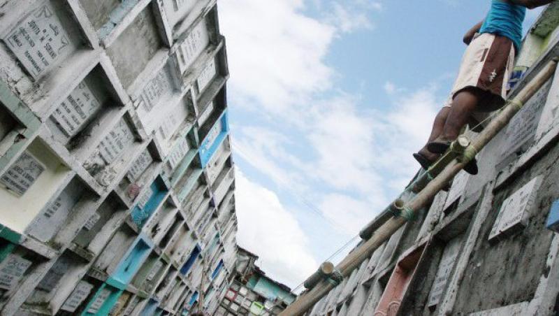 FOTO! Morti inmormantati in blocuri de beton supraetajate, in capitala Filipinelor