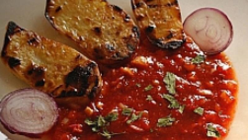 Reteta de post: Cartofi la gratar cu sos de ardei si rosii