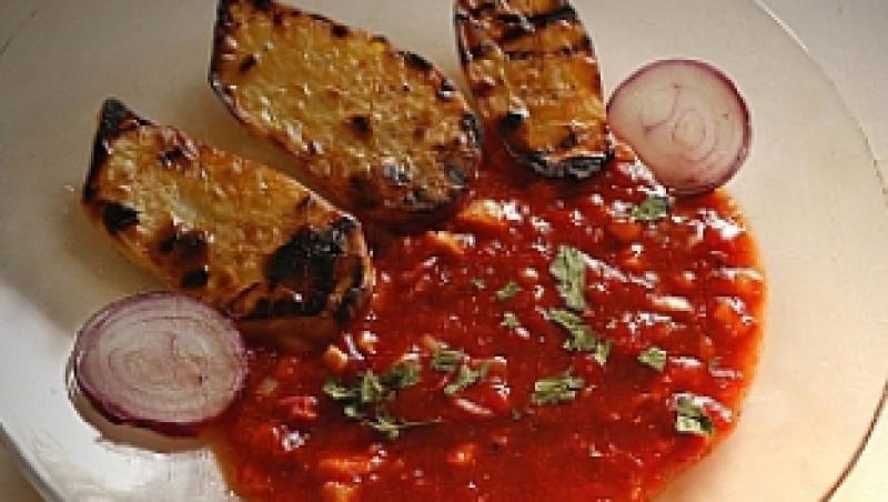 Reteta de post: Cartofi la gratar cu sos de ardei si rosii