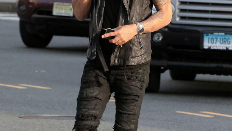 FOTO! Lenny Kravitz vorbeste la telefonul fix pe strada!