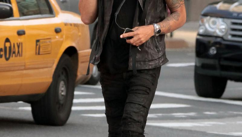 FOTO! Lenny Kravitz vorbeste la telefonul fix pe strada!