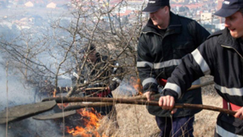 Incendiu in Masivul Bucegi. 5.000 de metri patrati de vegetatie uscata, cuprinse de flacari