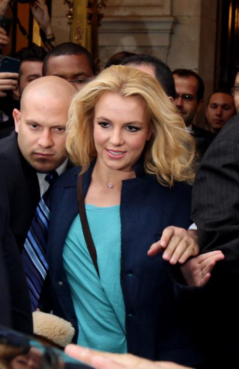 Britney Spears citeste literatura pentru viata de cuplu