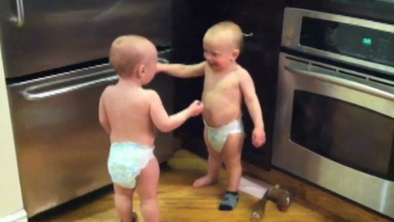 VIDEO! Vezi o discutie aprinsa intre doi bebelusi!
