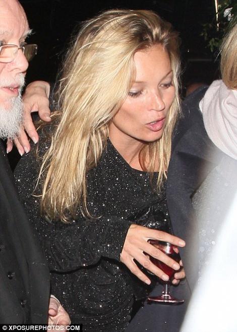 FOTO! Kate Moss a sosit turmentata la o petrecere!