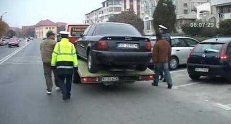 VIDEO! Trei tineri au fost saltati de politisti cu tot cu masina