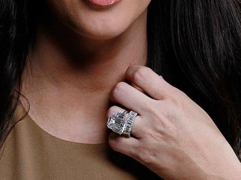 FOTO! Kim Kardashian: "Voi pastra inelul de 2 milioane de dolari"