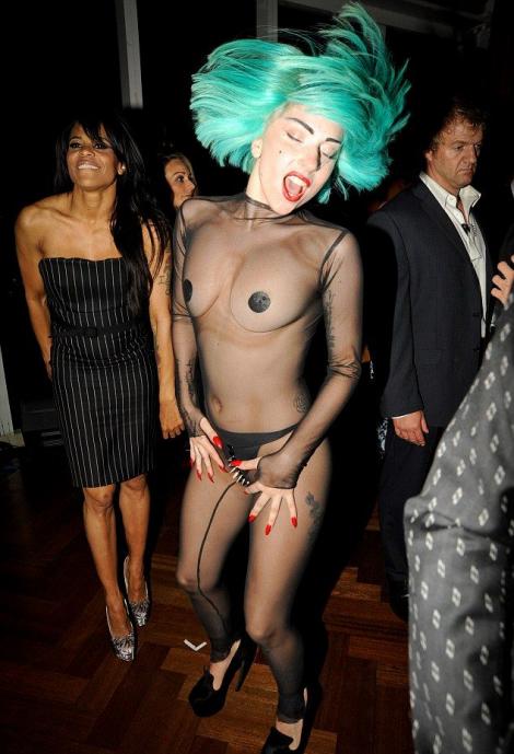 FOTO! Vezi cat valoreaza pisoarul folosit de Lady Gaga!