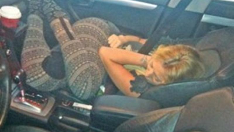 FOTO! Delia Matache doarme in masina