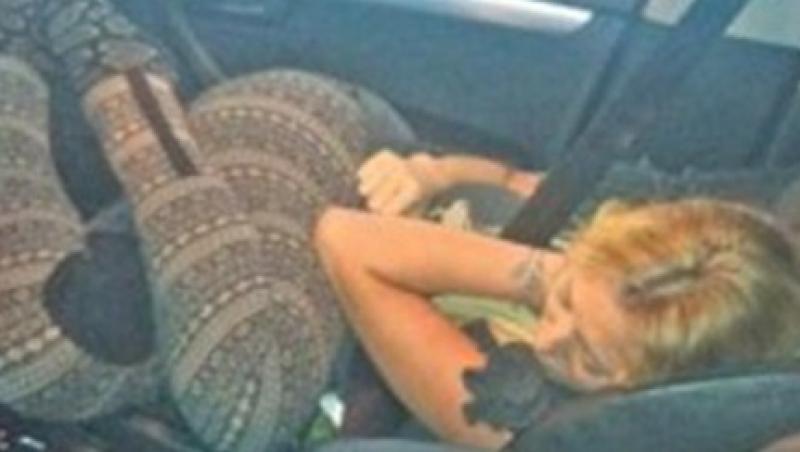 FOTO! Delia Matache doarme in masina