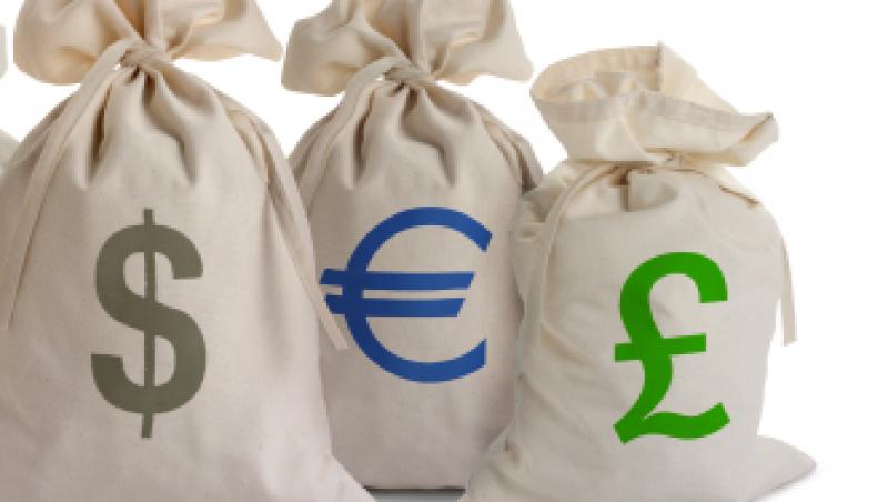 Operatiunea „Scapa cine poate”: Grecii, italienii si spaniolii scot banii din banci cu... valizele