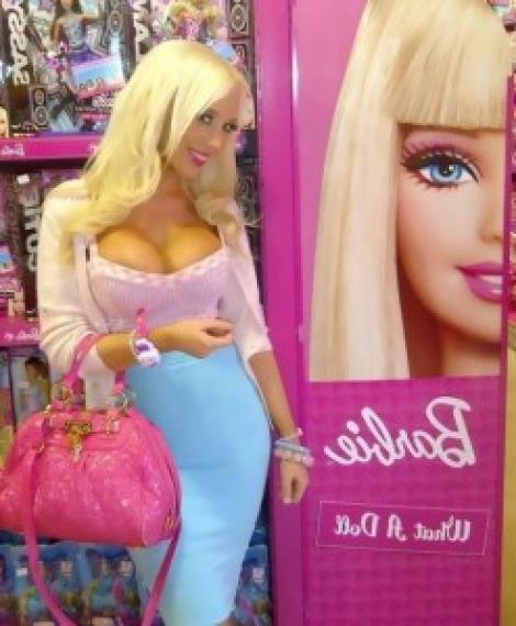 FOTO! Vezi femeia care seamana cu papusa Barbie!