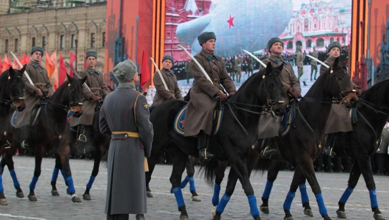 GALERIE FOTO! Rusia sarbatoreste Ziua Consensului si a Reconcilierii in Piata Rosie din Moscova