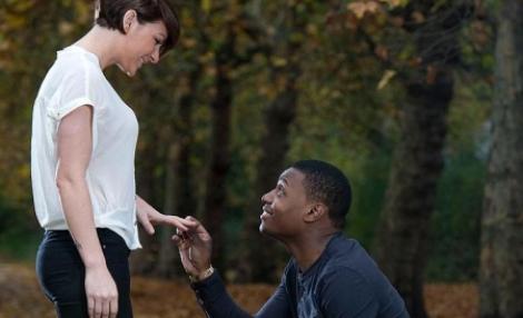 Cerere in casatorie emotionanta: Un veteran de razboi ii cere mana iubitei sale