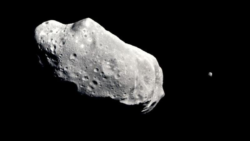 VIDEO! Un asteroid va trece, marti, intre Pamant si Luna