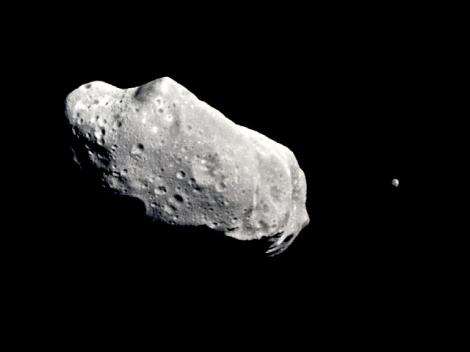 VIDEO! Un asteroid va trece, marti, intre Pamant si Luna