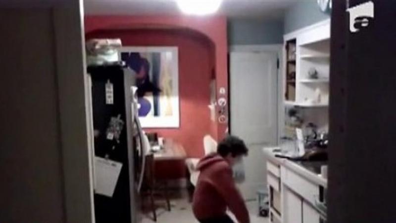 VIDEO! Un american de noua ani danseaza in timp ce spala vasele