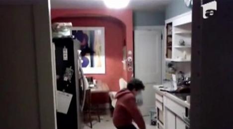 VIDEO! Un american de noua ani danseaza in timp ce spala vasele