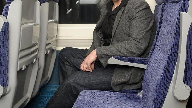 Marea Britanie: Un barbat obez a ramas intepenit intr-un scaun de tren