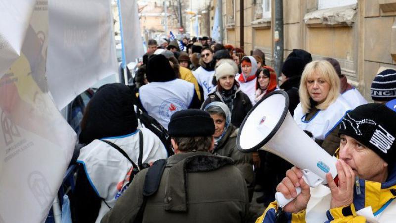 VIDEO! Protest spontan in fata Ministerului Educatiei: Profesorii nu sunt de acord cu inghetarea salariilor