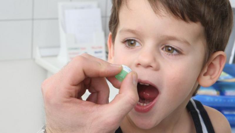 Studiu: Copiilor le sunt prescrise anual 10 milioane de antibiotice inutile