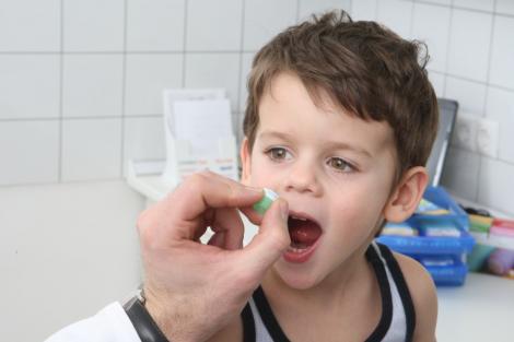 Studiu: Copiilor le sunt prescrise anual 10 milioane de antibiotice inutile