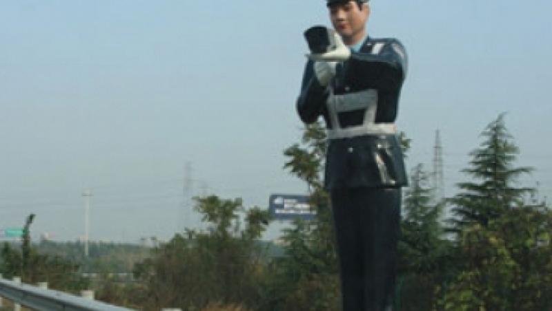 Maestrii imitatiilor: Chinezii au montat un politist 