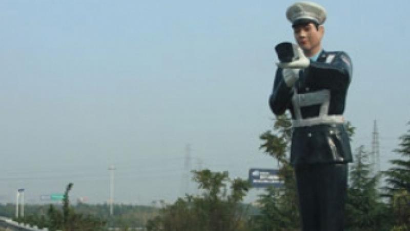 Maestrii imitatiilor: Chinezii au montat un politist 