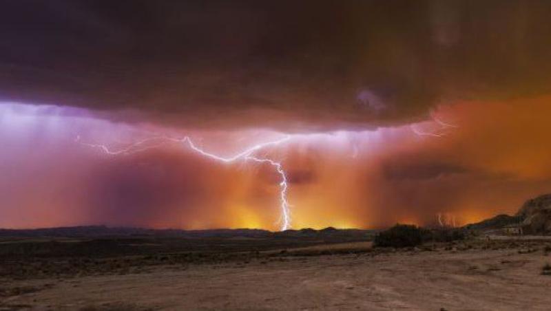 FOTO SPECTACULOS! Vezi cat de colorat este cerul spaniol in timpul unei furtuni!