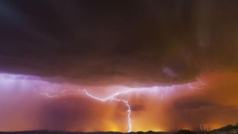 FOTO SPECTACULOS! Vezi cat de colorat este cerul spaniol in timpul unei furtuni!