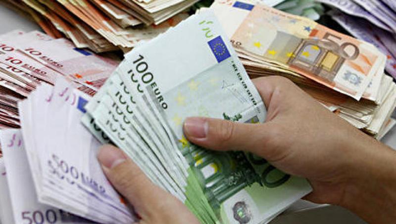 Anuntul demisiei lui Berlusconi a dus la cresterea euro fata de dolar