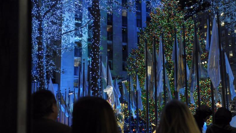 VIDEO! New York-ul in sarbatoare: S-a aprins celebrul brad din piata Rockefeller