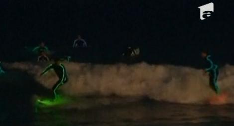VIDEO! Surf in costume multicolore pe plaja Bondi Beach