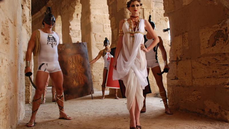 FOTO! De 1 decembrie, descopera cu Next Top Model amfiteatrul El Jem, locul unde s-a filmat celebrul film “Gladiatorul”!