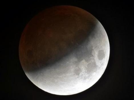 Ultima eclipsa totala de Luna din 2011 are loc astazi. Fenomenul, vizibil si din Romania