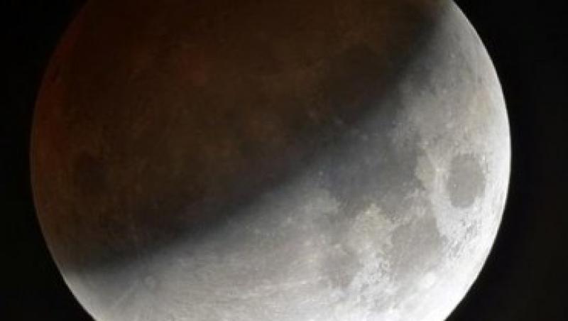 Ultima eclipsa totala de Luna din 2011 are loc astazi. Fenomenul, vizibil si din Romania