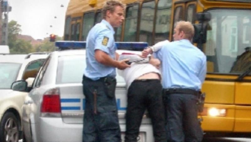 Romanii dintr-un autocar, umiliti de politistii danezi: Le-au pus catuse, i-au fotografiat si anchetat fara motiv