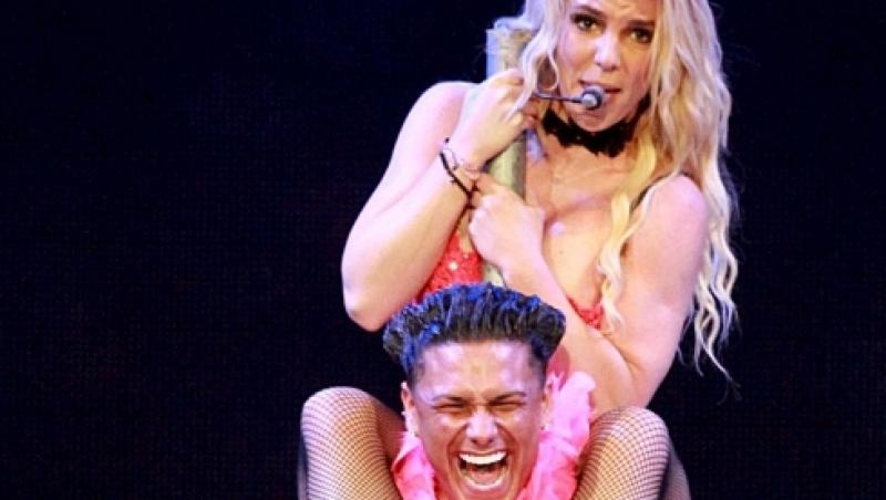 FOTO! Britney Spears, striptease pe scena!
