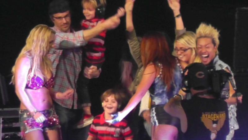 FOTO! Britney Spears, striptease pe scena!