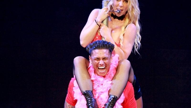 FOTO! Britney Spears, striptease pe scena!