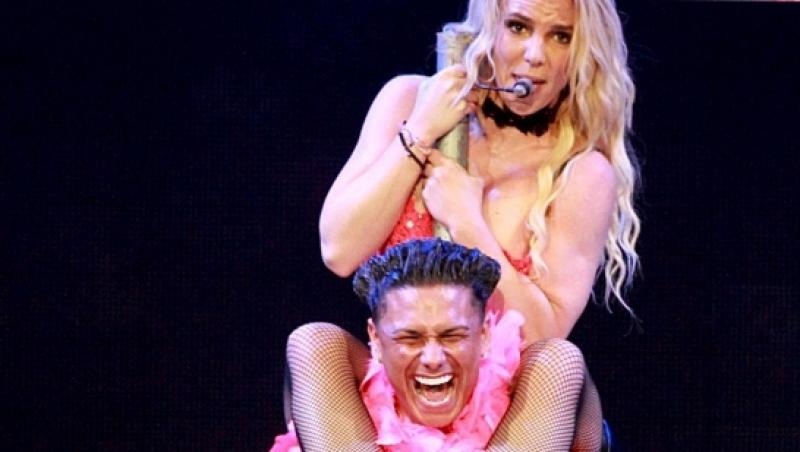 FOTO! Britney Spears, striptease pe scena!