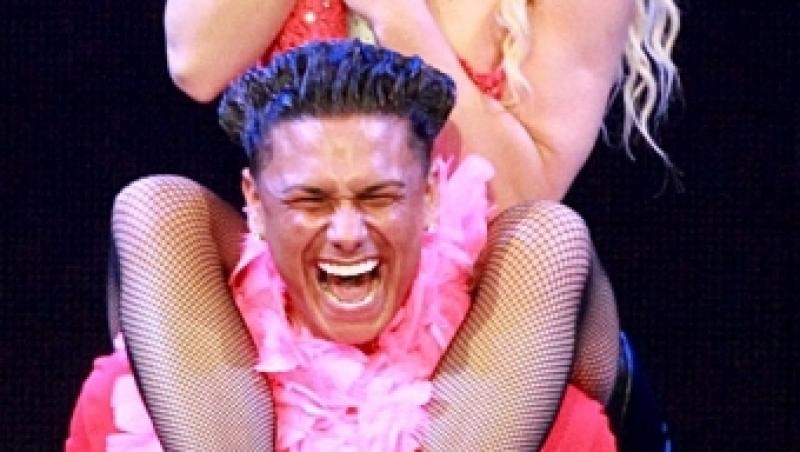 FOTO! Britney Spears, striptease pe scena!