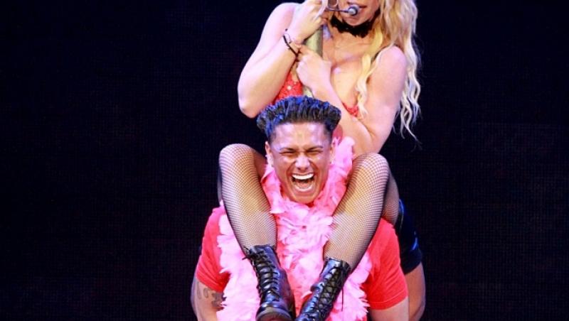 FOTO! Britney Spears, striptease pe scena!