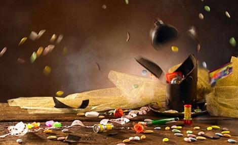 Inedit: Ciocolata care explodeaza pe masa si arunca zeci de bomboane in aer!