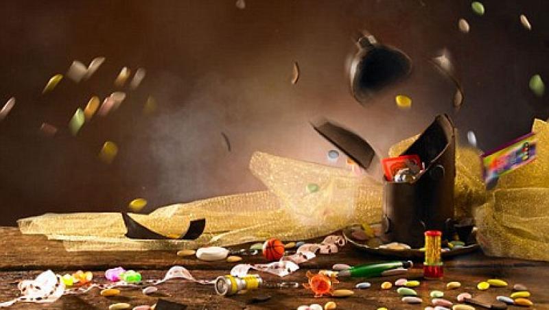 Inedit: Ciocolata care explodeaza pe masa si arunca zeci de bomboane in aer!