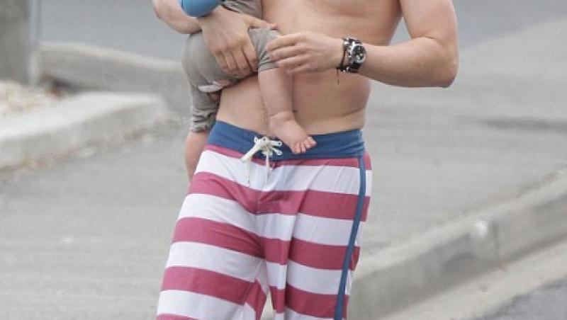 FOTO! Orlando Bloom are grija de copilul lui, in bustul gol