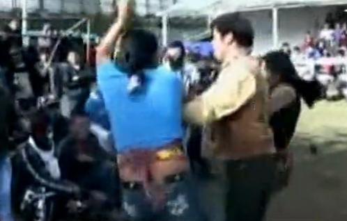 VIDEO! Barbati, femei si chiar copii s-au luat la pumni in Peru