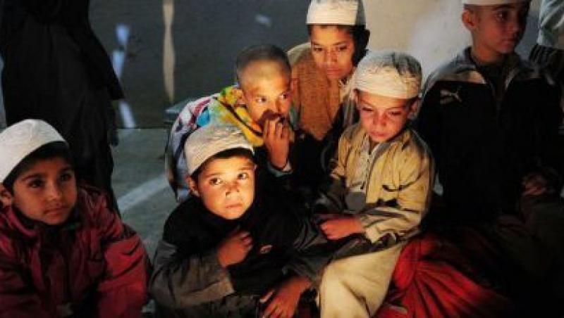 Politia pakistaneza a eliberat mai multi copii tinuti captivi intr-o pivnita. Au fost descoperiti cu lanturi la maini si picioare