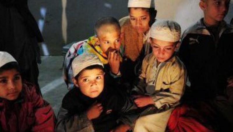 Politia pakistaneza a eliberat mai multi copii tinuti captivi intr-o pivnita. Au fost descoperiti cu lanturi la maini si picioare